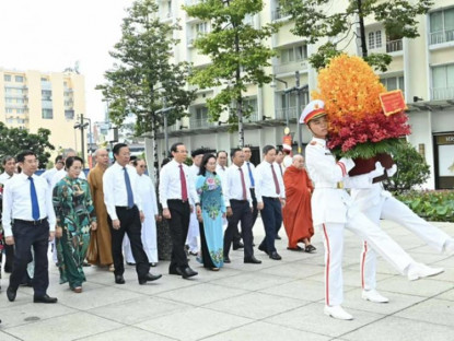 Chuyển động - Lãnh đạo TPHCM dâng hương, dâng hoa tưởng nhớ Chủ tịch Hồ Chí Minh