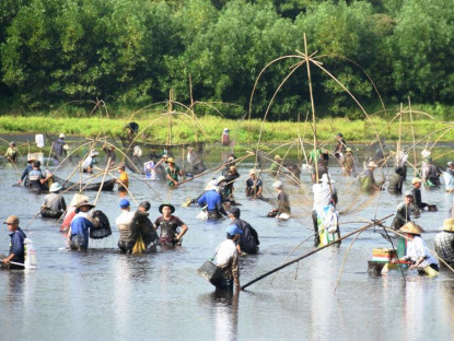 Lễ hội - Ngày đầu nghỉ lễ, cả làng cùng du khách nhảy xuống đầm lầy chụp cá, tôm