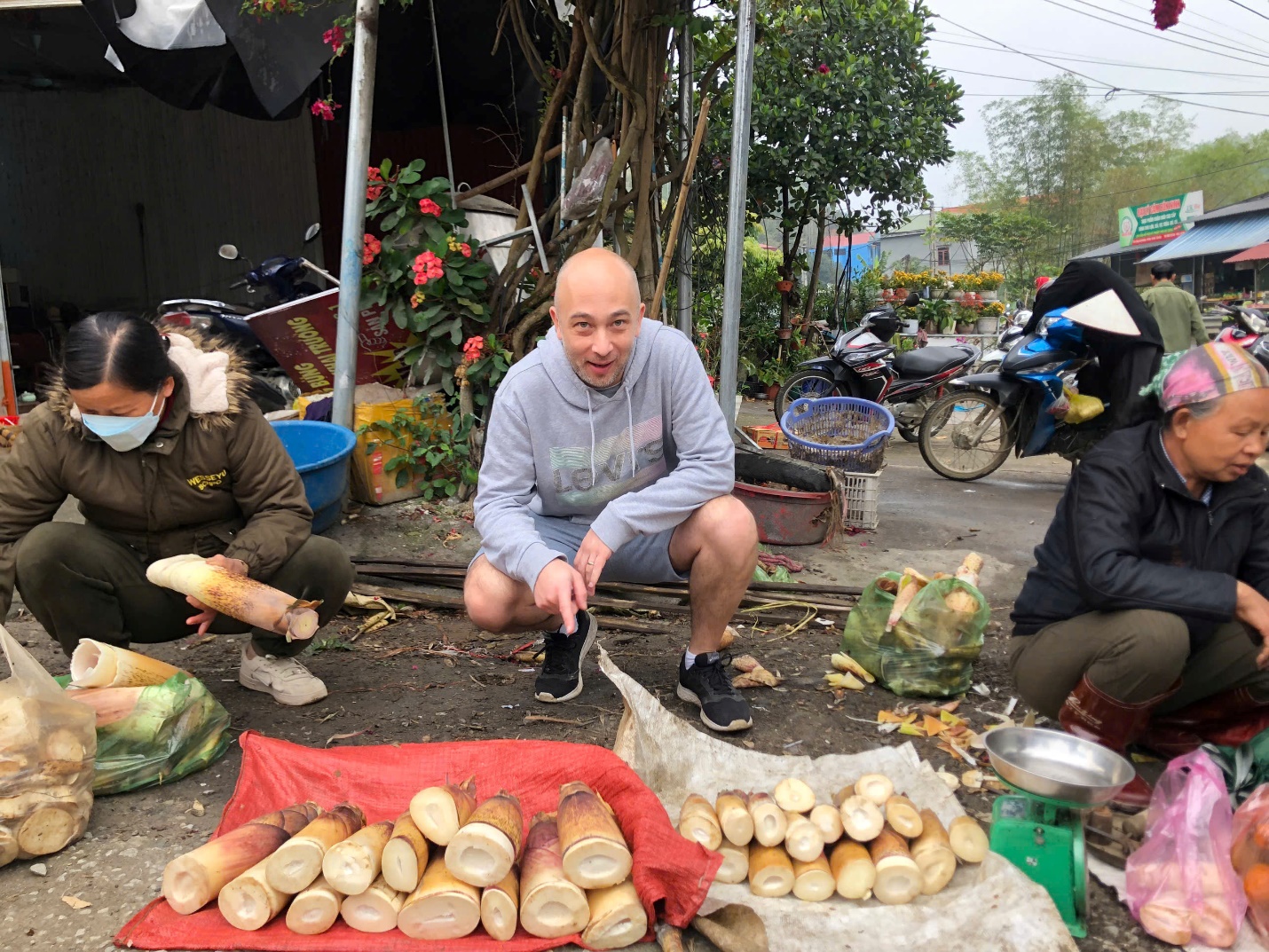 ba be hoang so ky vi ‘la lung’ trong mat du khach phap - 8