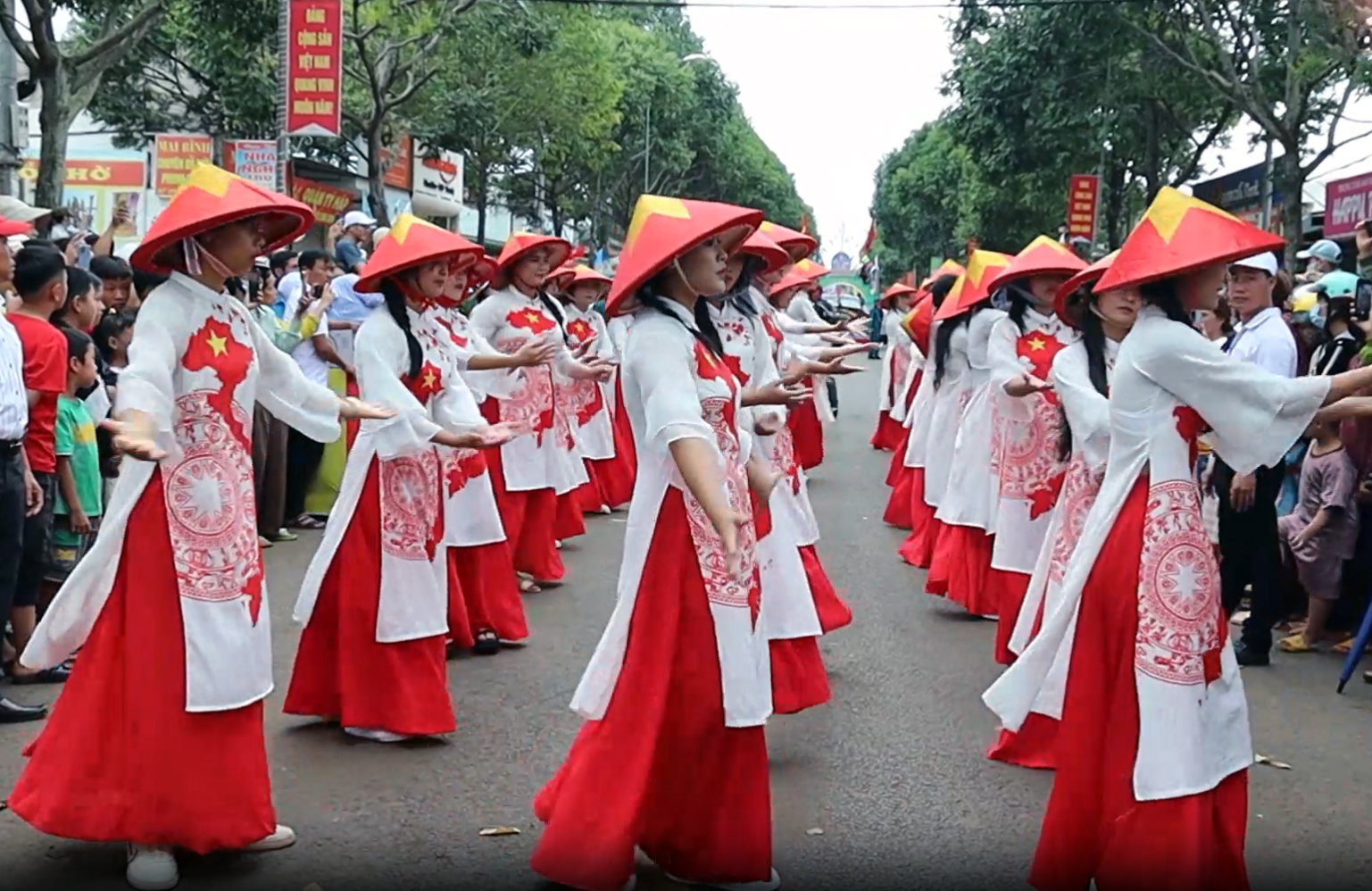 Nghỉ lễ, hàng ngàn người đổ ra đường xem rồng, voi diễu hành cùng cờ hoa - 1