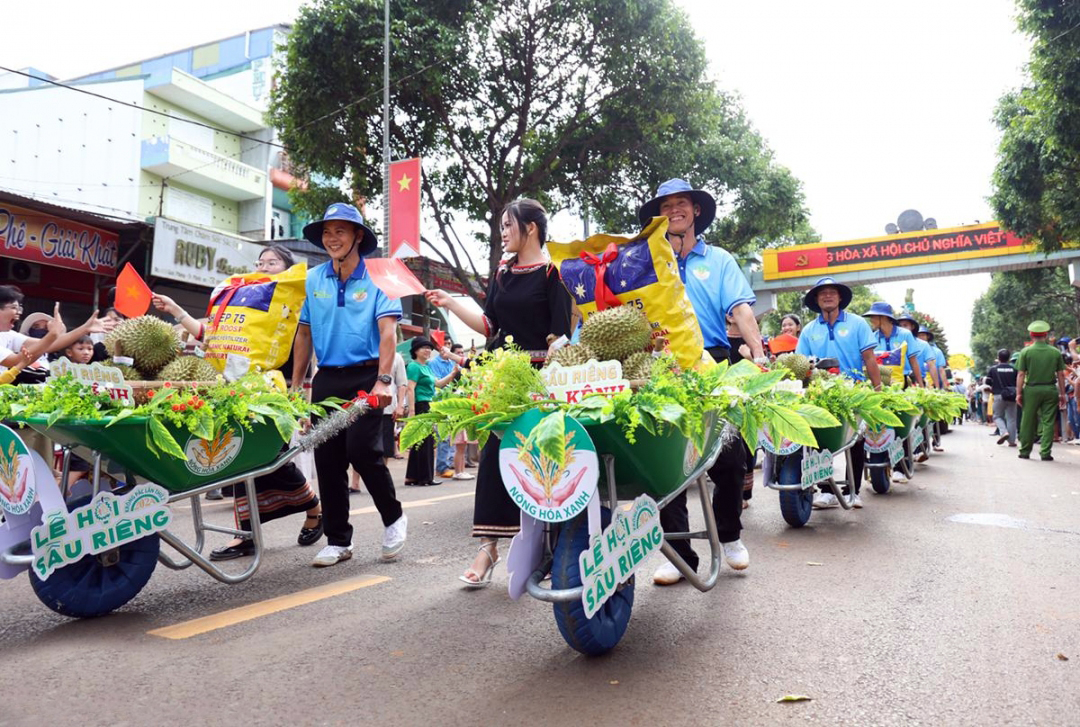 Nghỉ lễ, hàng ngàn người đổ ra đường xem rồng, voi diễu hành cùng cờ hoa - 7