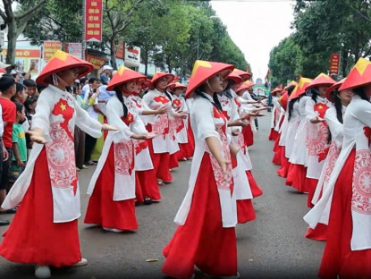  - Nghỉ lễ, hàng ngàn người đổ ra đường xem rồng, voi diễu hành cùng cờ hoa