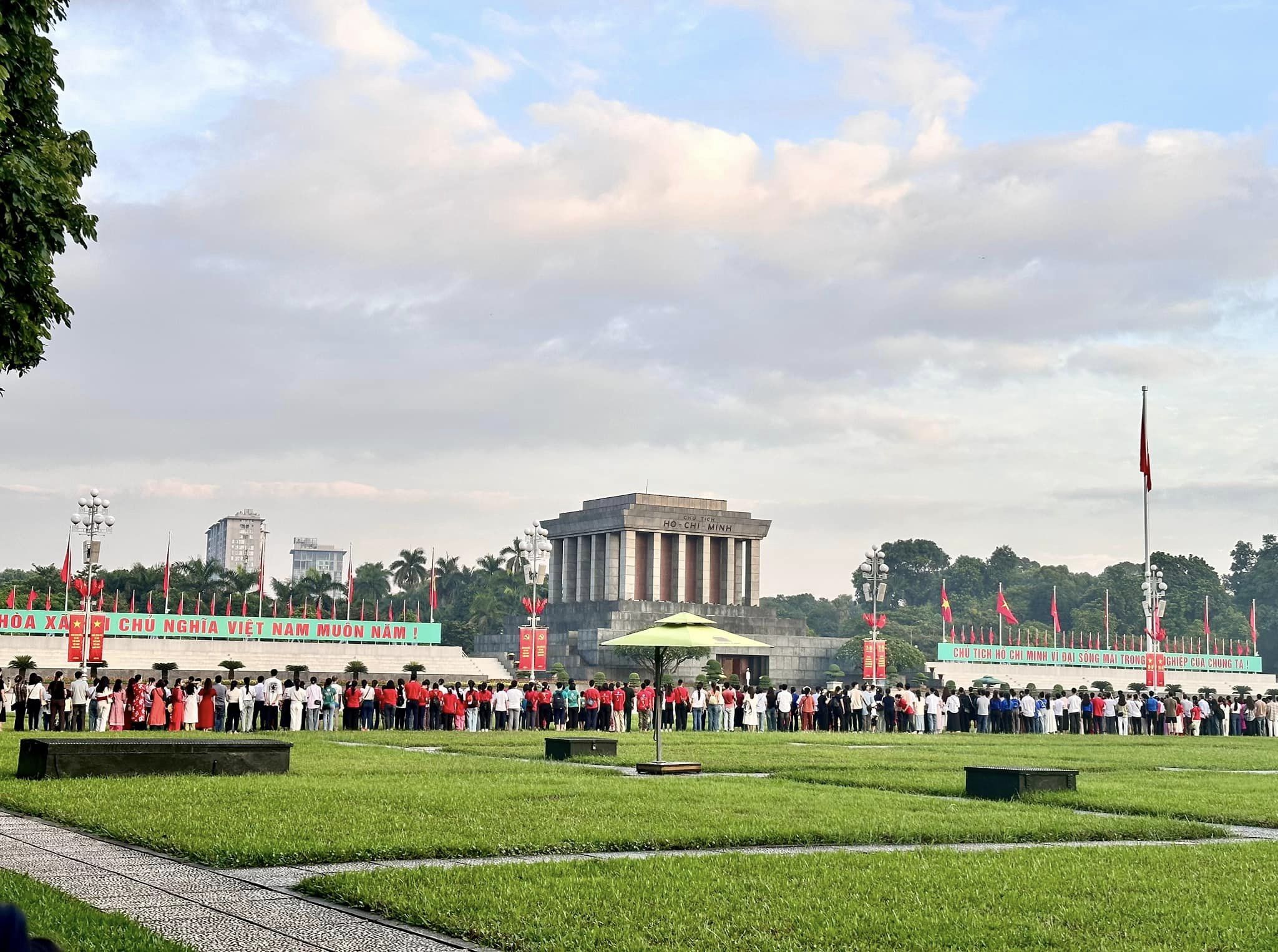 Chàng trai đi khắp Việt Nam check-in với lá cờ Tổ quốc - 14