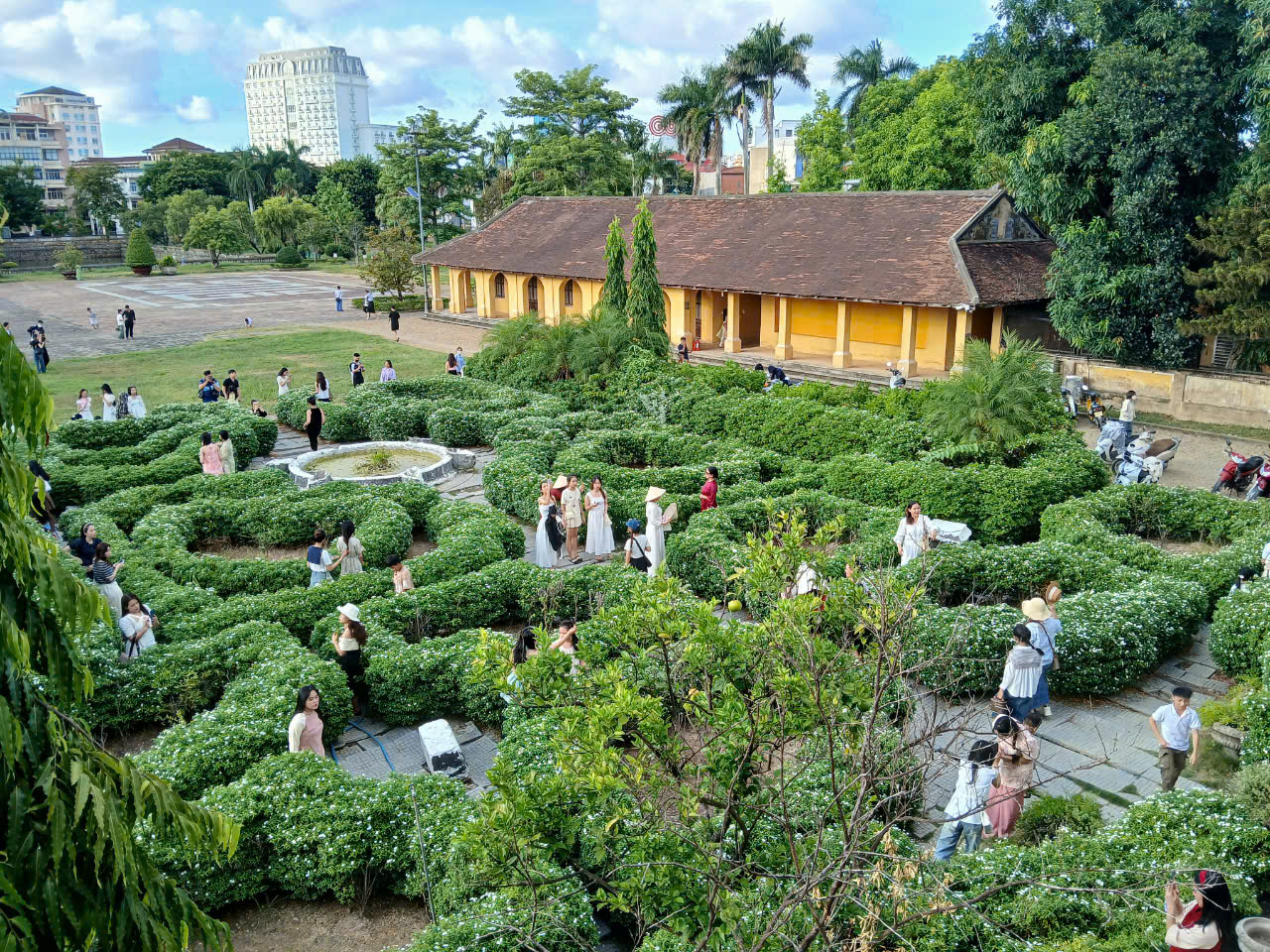 Nườm nượp du khách thập phương tham quan di tích Huế - 16