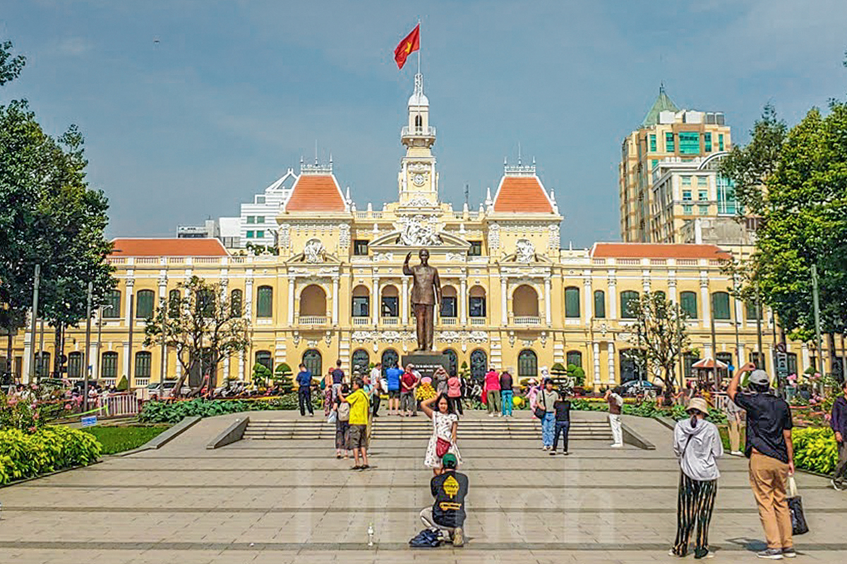 TP.HCM rực thắm sắc màu cờ, hoa và niềm hân hoan mừng Tết độc lập - 1