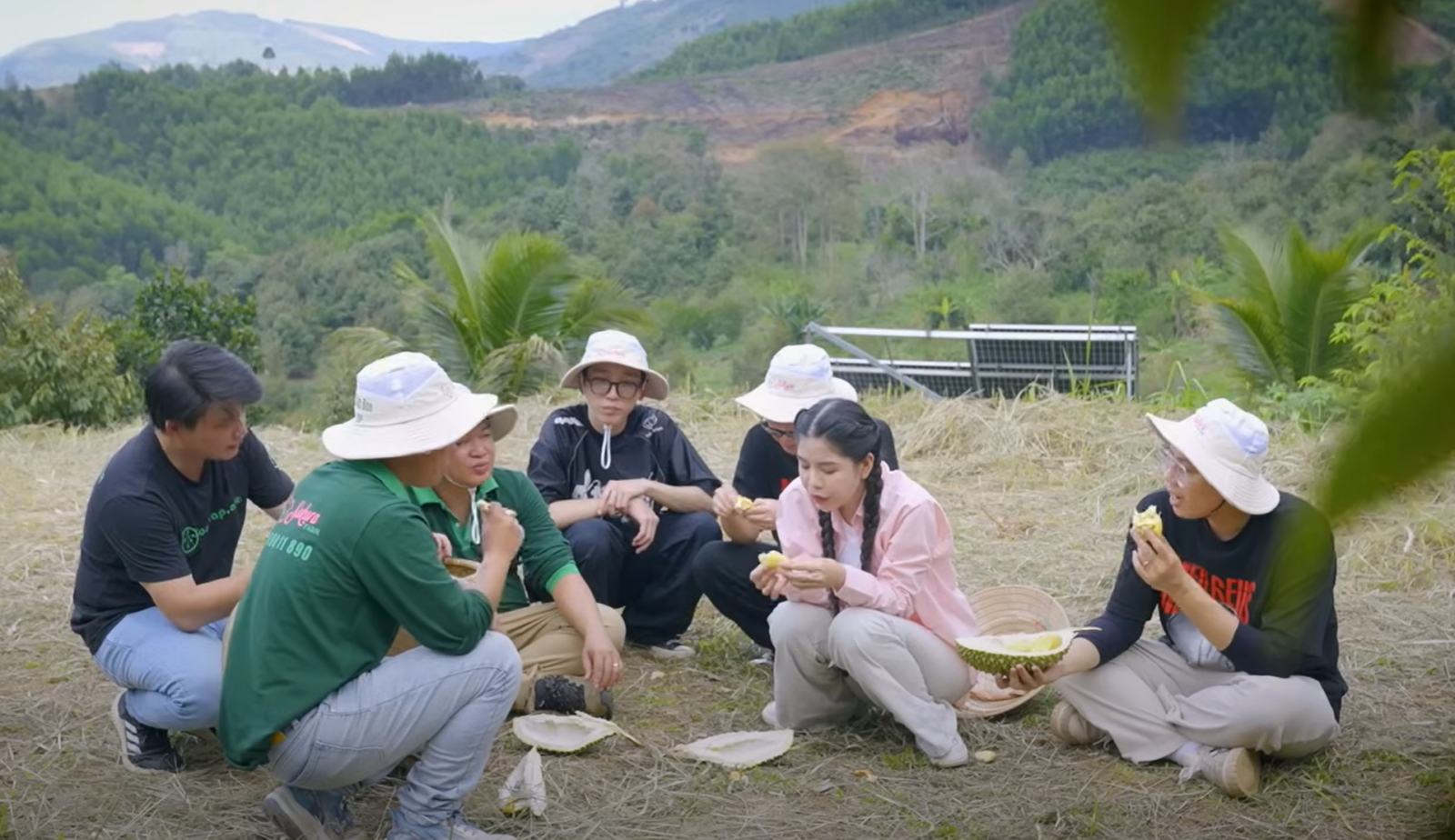 Sầu riêng ngon nhất thế giới được Hằng Du Mục bán hết trong nháy mắt, kỷ lục 33 tấn sầu riêng được chốt trên livestream - 4