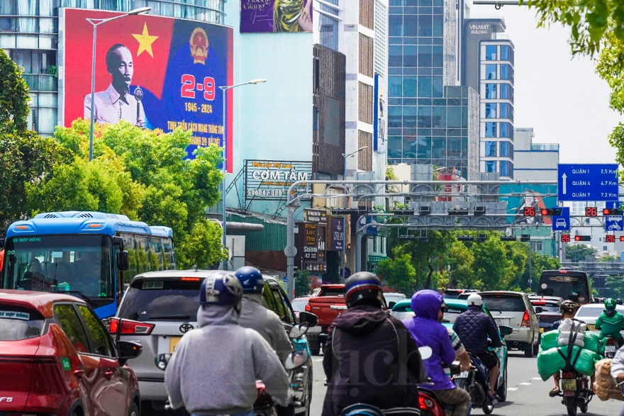 TP.HCM rực thắm sắc màu cờ, hoa và niềm hân hoan mừng Tết độc lập - 11