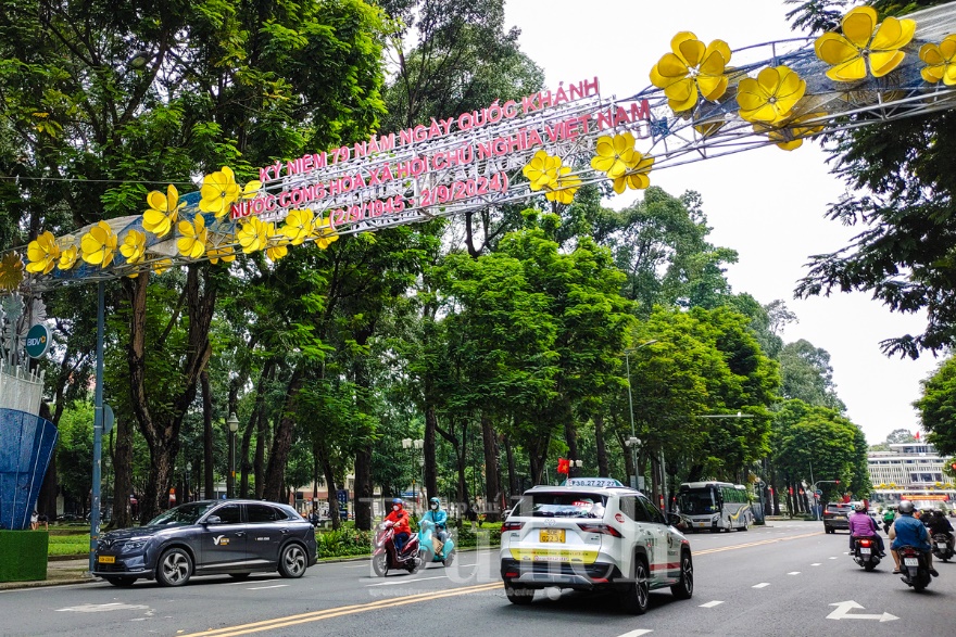 TP.HCM rực thắm sắc màu cờ, hoa và niềm hân hoan mừng Tết độc lập - 14