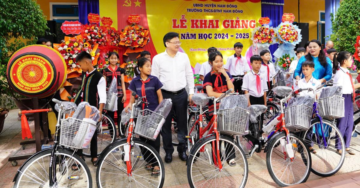 Giám đốc Công an tặng xe đạp cho học sinh vùng cao Thừa Thiên Huế