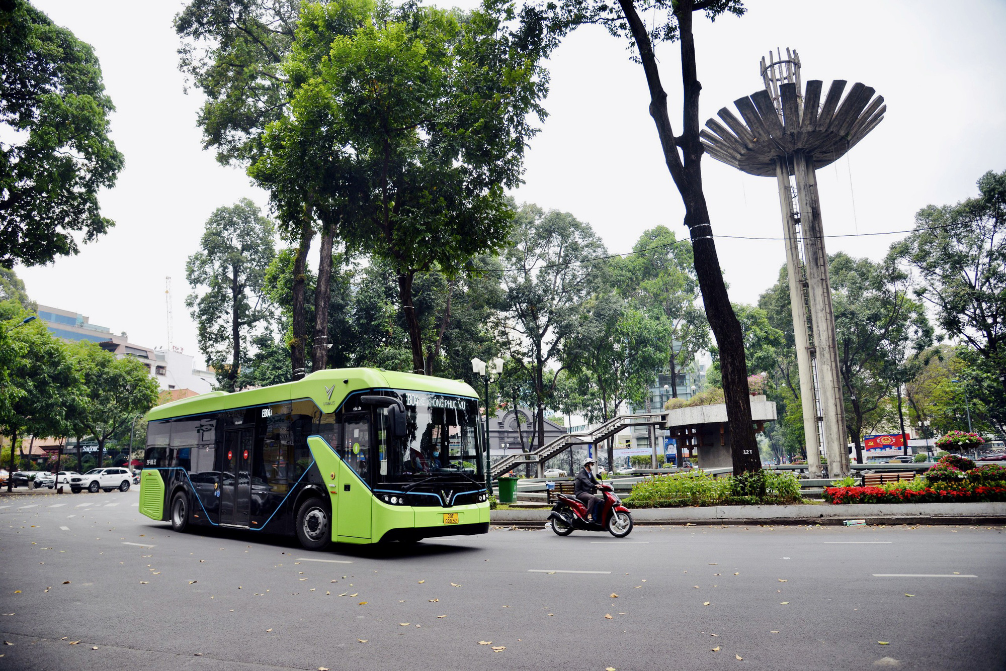 TP.HCM tiên phong chuyển đổi xe buýt điện để bảo vệ môi trường - 1