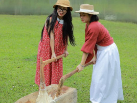  - Lên Mộc Châu trải nghiệm giã bánh dày với đồng bào H’Mông