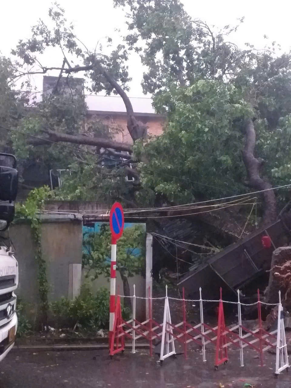 Bão Yagi quét Hà Nội: 'Lần đầu tiên thấy bão kinh hoàng như thế này' - 8