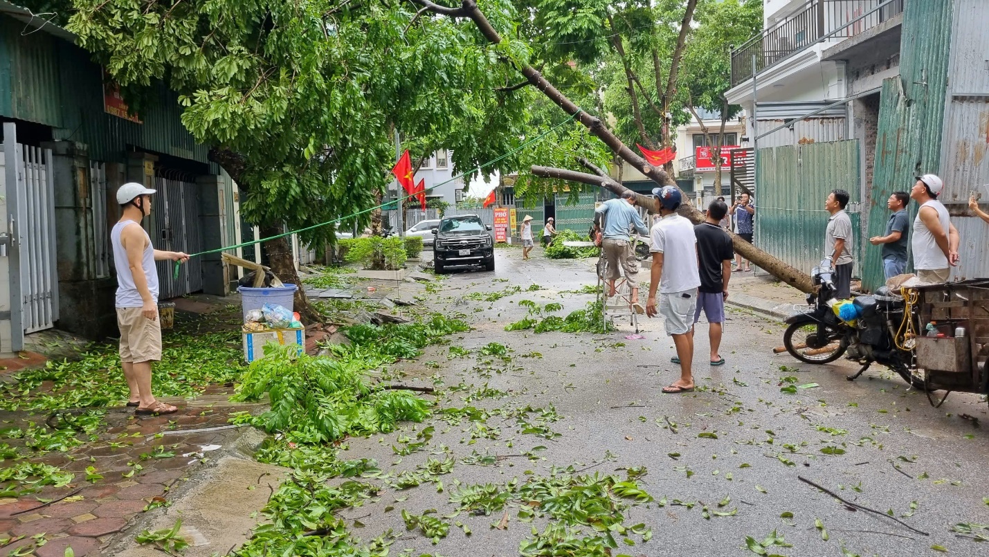 Sáng nay, người dân Hà Nội tất bật dọn dẹp sau bão khủng khiếp - 11