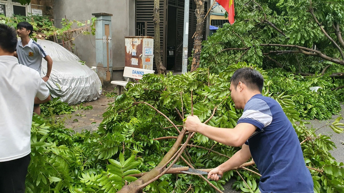 Sáng nay, người dân Hà Nội tất bật dọn dẹp sau bão khủng khiếp - 9