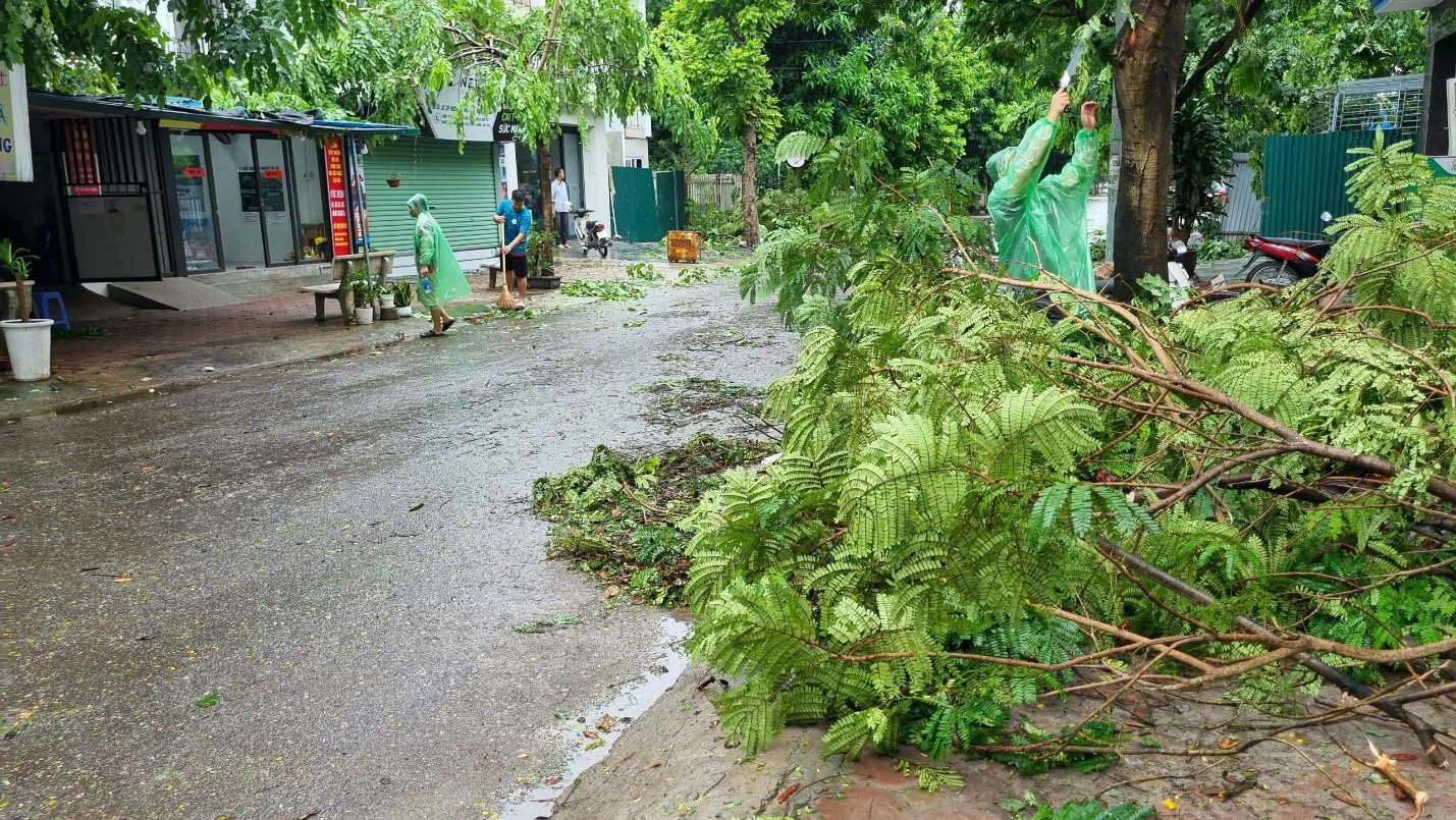 Sáng nay, người dân Hà Nội tất bật dọn dẹp sau bão khủng khiếp - 10