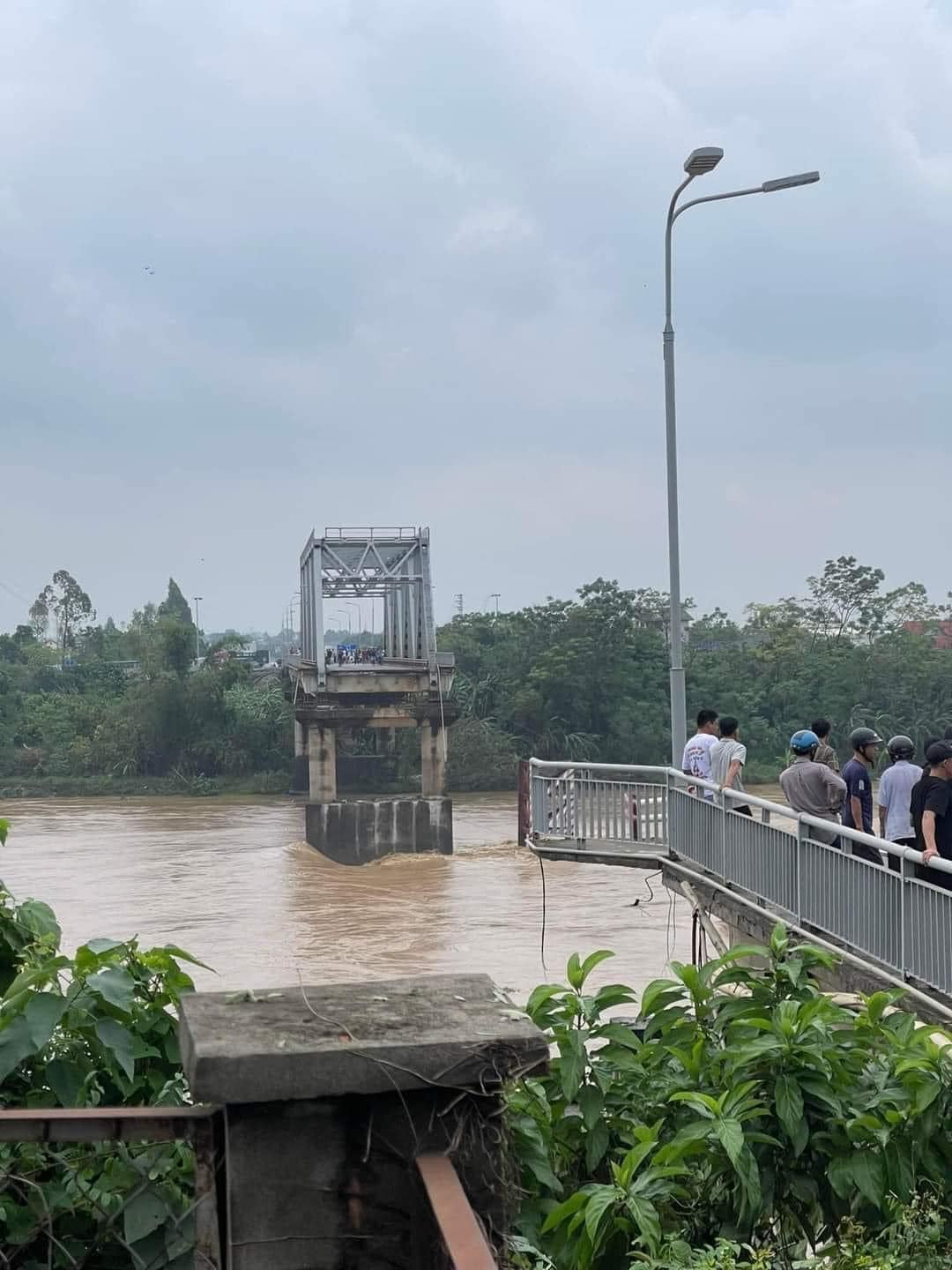 Sập cầu Phong Châu ở Phú Thọ: 10 ô tô, 2 xe máy và 13 người bị cuốn trôi - 2