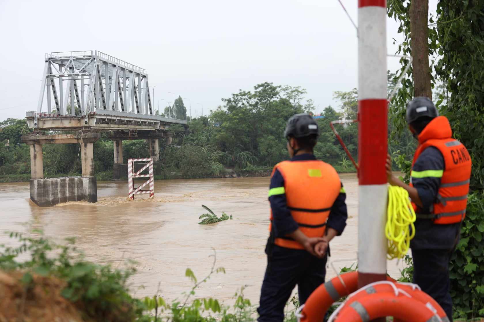 Sập cầu Phong Châu ở Phú Thọ: 13 người rơi xuống sông - 4