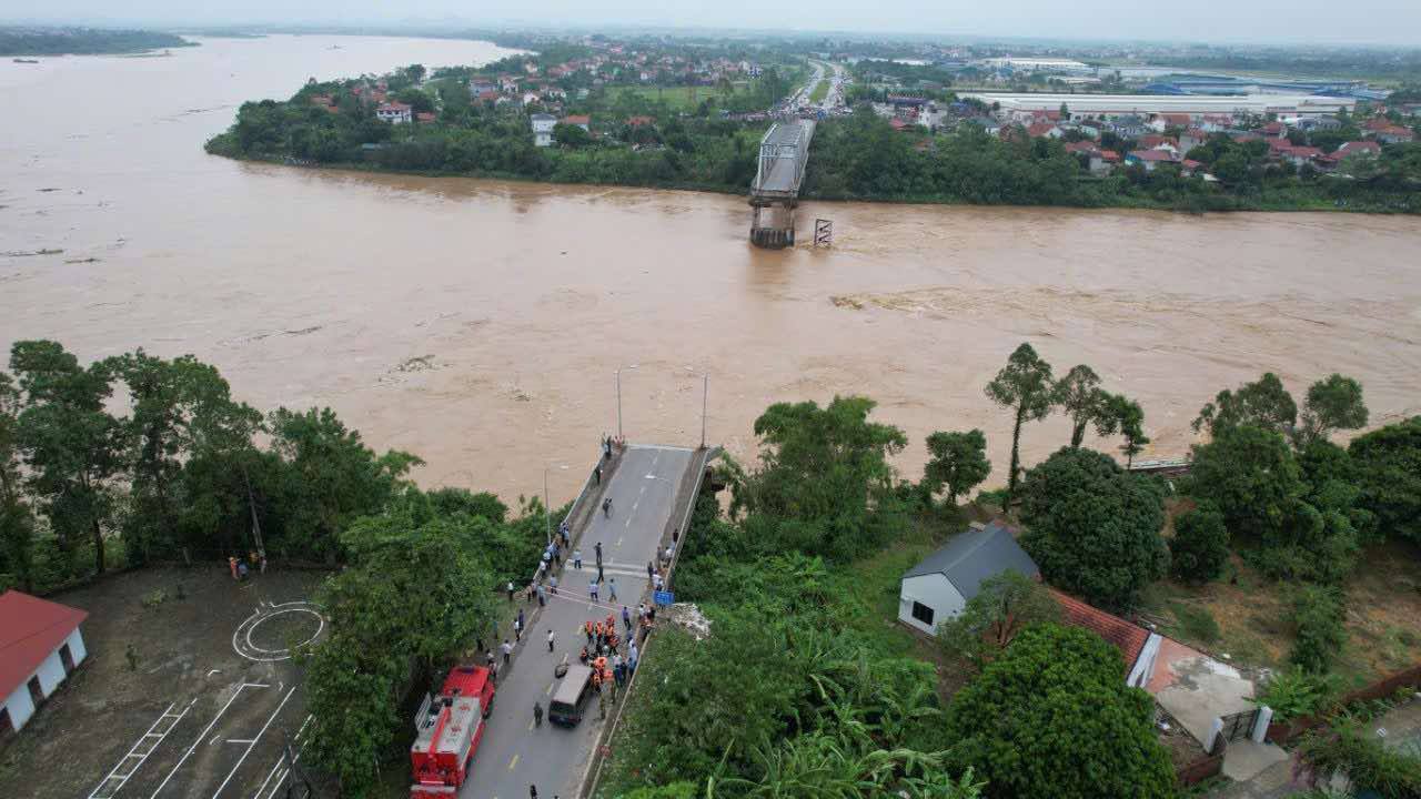 Sập cầu Phong Châu ở Phú Thọ: 13 người rơi xuống sông - 1