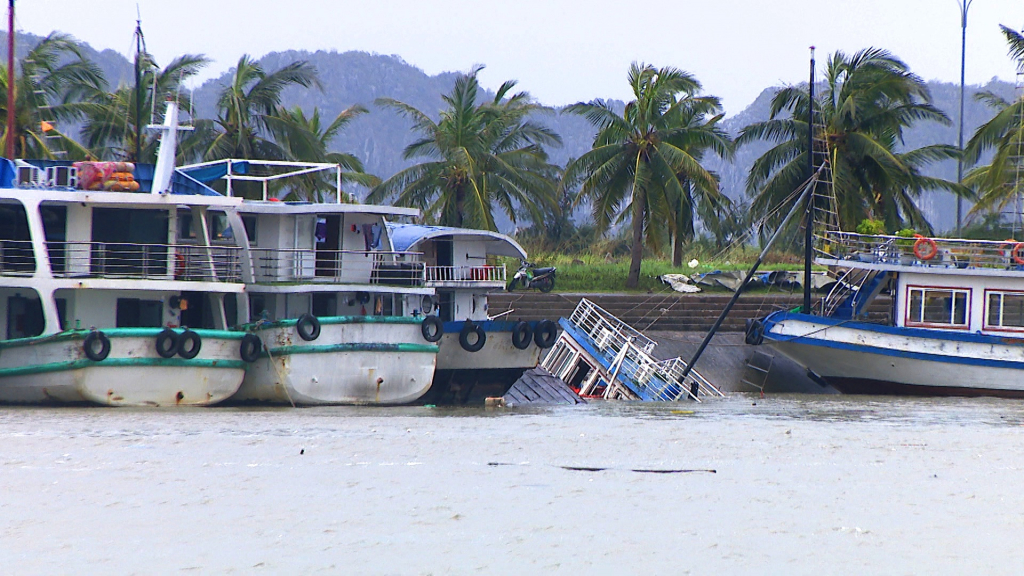 Tan hoang 'thiên đường' du lịch - 1