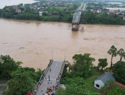 Giải trí - Sập cầu Phong Châu ở Phú Thọ: 13 người rơi xuống sông