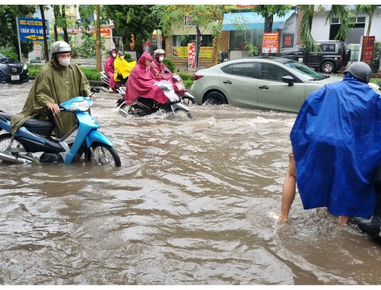 Người Hà Nội vật lộn trong biển nước