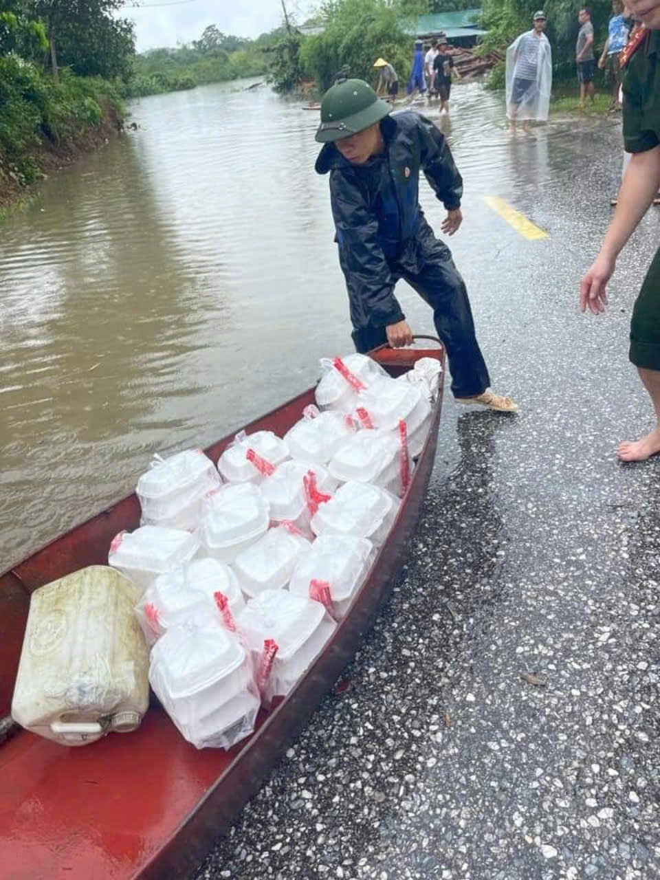 Nơi diễn ra lễ hội trung thu lớn nhất bị ngập trong biển nước - 11