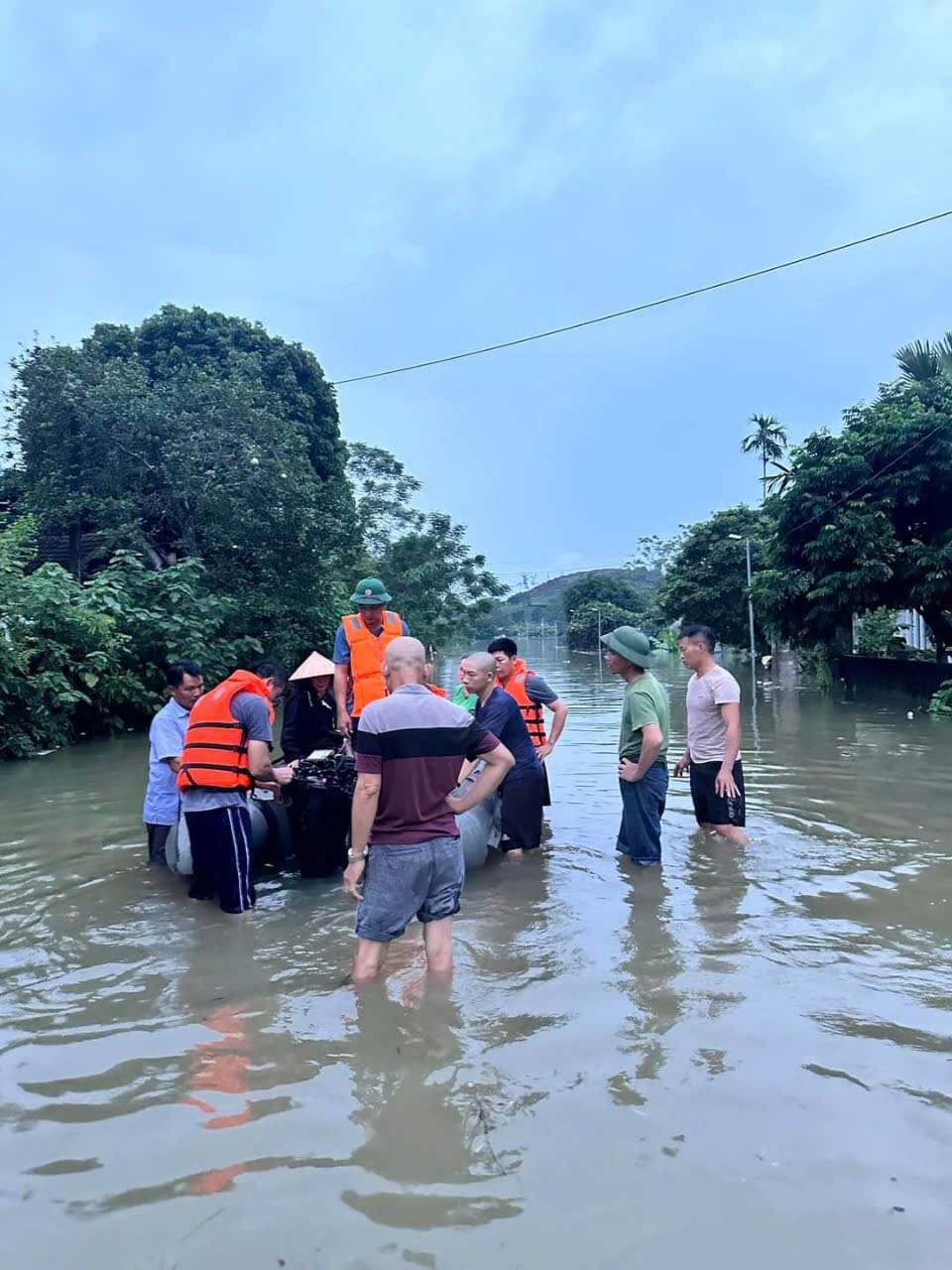 Nơi diễn ra lễ hội trung thu lớn nhất bị ngập trong biển nước - 12