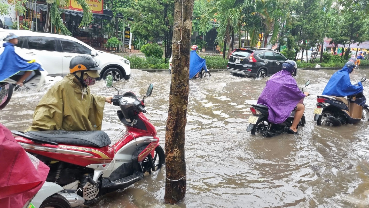 Người Hà Nội vật lộn trong biển nước - 9