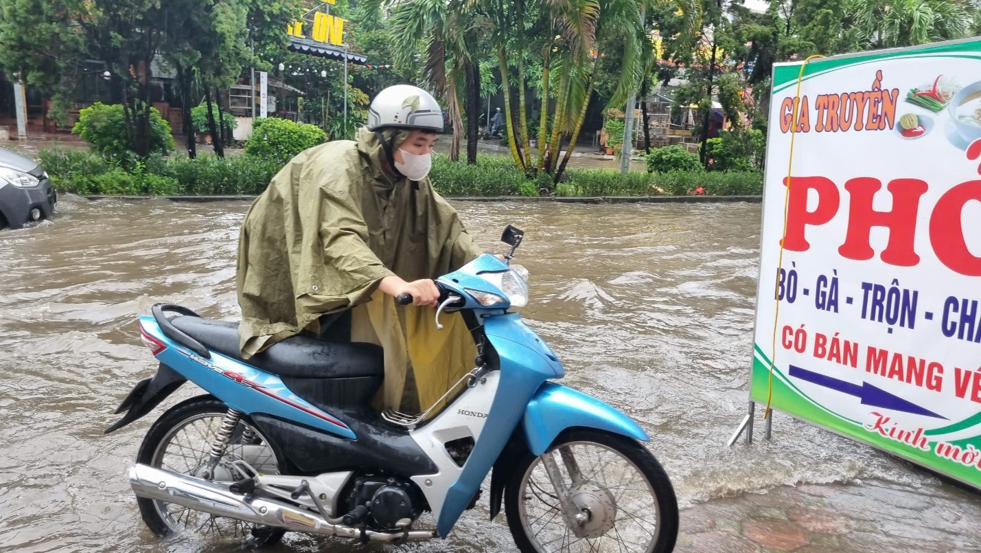 Người Hà Nội vật lộn trong biển nước - 5