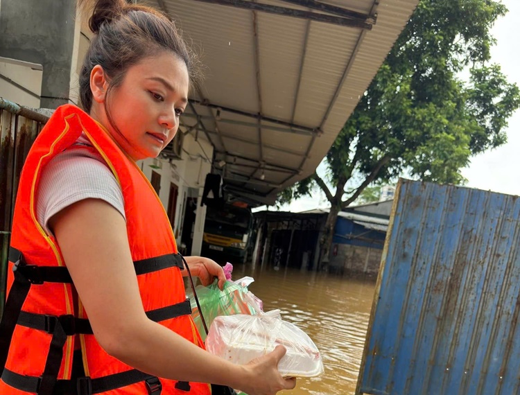 Nhiều nghệ sĩ trực tiếp đi vào vùng lũ hỗ trợ người dân