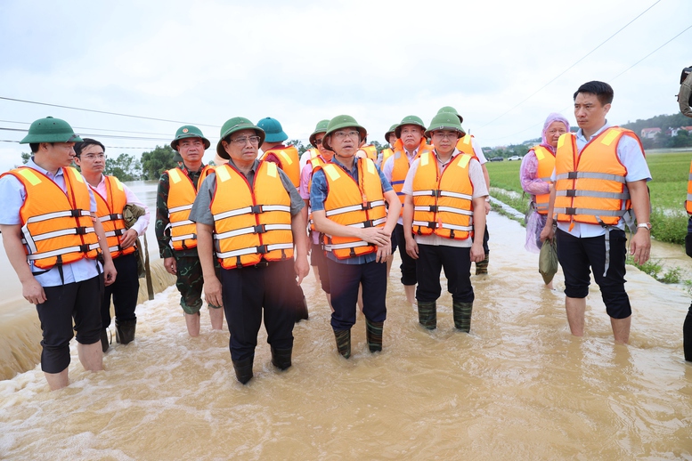 Thủ tướng chỉ đạo dùng trực thăng để hỗ trợ người dân - 1