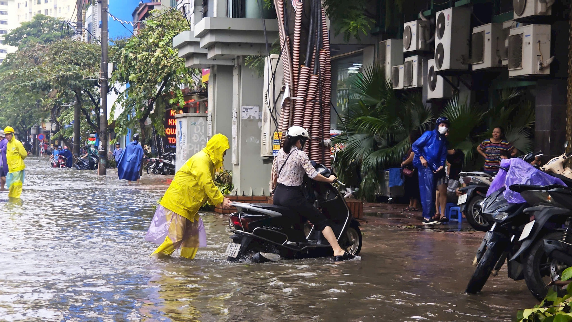 Nếu lũ trên sông Hồng lên mức báo động 3, nội thành Hà Nội vẫn an toàn, không bị ngập - 1