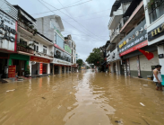 Người dân vùng lũ đang gặp khó khăn, cần những thứ này...