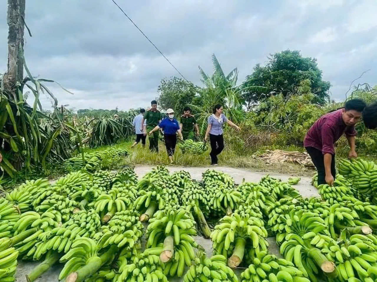 Xuyên đêm làm cơm nắm, tìm sạc dự phòng, áo phao cho vùng lũ - 11