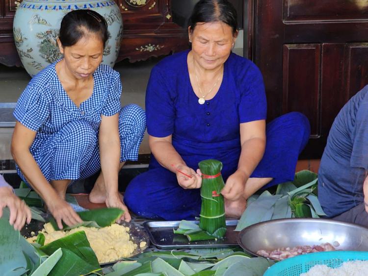 Ngày đêm gói bánh, làm muối sả... gửi đồng bào miền Bắc