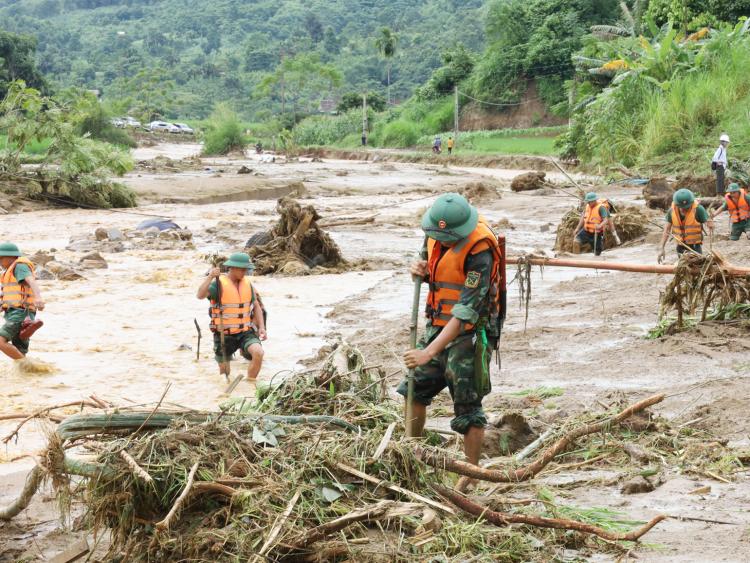 Thót tim hàng trăm chiến sĩ vừa khẩn trương cứu hộ vừa canh chạy lũ