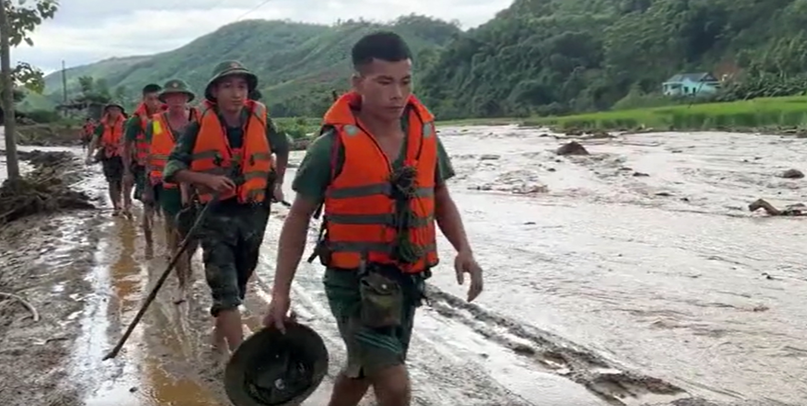 Thót tim hàng trăm chiến sĩ vừa khẩn trương cứu hộ vừa canh chạy lũ - 2