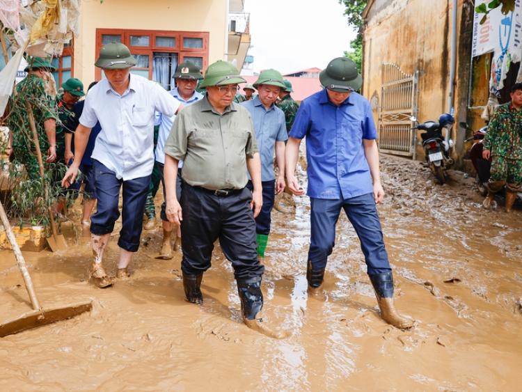 Thủ tướng lội bùn thăm Yên Bái, biểu dương các cách làm sáng tạo, dùng UAV tiếp tế...