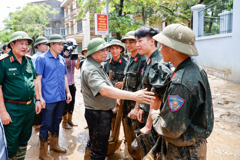 Thủ tướng đến Yên Bái lội bùn thăm bà con, biểu dương các cách làm sáng tạo, dùng UAV tiếp tế... - 2