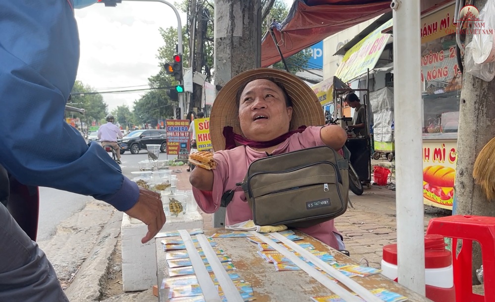 Người mẹ “sọ dừa” không chân tay, hơn 20 năm mưu sinh nuôi con khôn lớn - 2