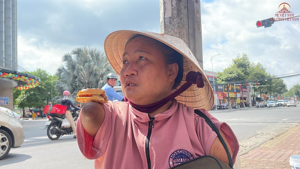 Người mẹ “sọ dừa” không chân tay, hơn 20 năm mưu sinh nuôi con khôn lớn - 5