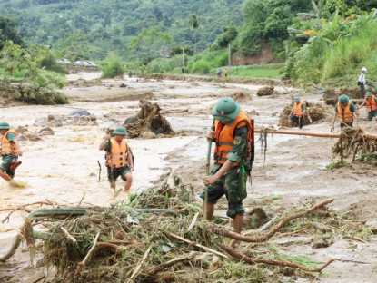 Chuyển động - Thót tim hàng trăm chiến sĩ vừa khẩn trương cứu hộ vừa canh chạy lũ