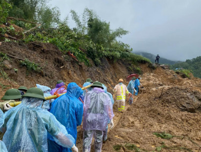 Chuyển động - Các chiến sĩ đi bộ hơn 20km đưa nạn nhân vụ sạt lở về với gia đình