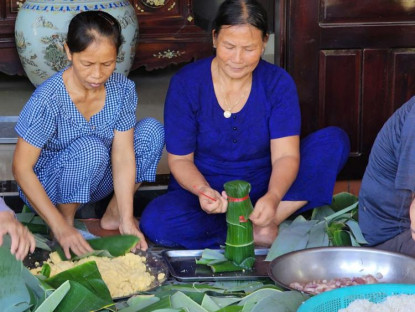 Chuyện hay - Ngày đêm gói bánh, làm muối sả... gửi đồng bào miền Bắc