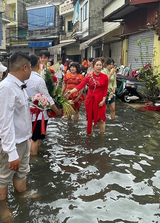 Vượt lũ lụt, đôi bạn trẻ đến với nhau kết duyên trăm năm - 4