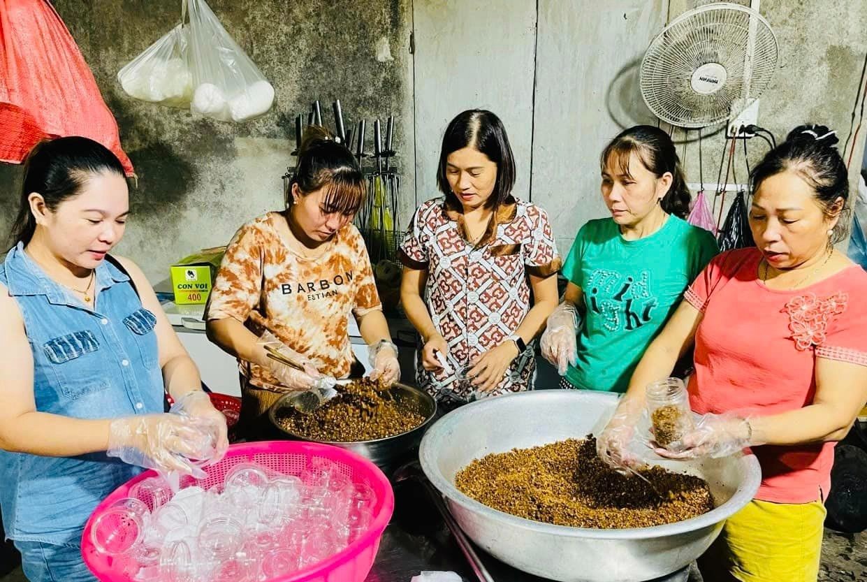 Ngày đêm gói bánh, làm muối sả... gửi đồng bào miền Bắc - 4