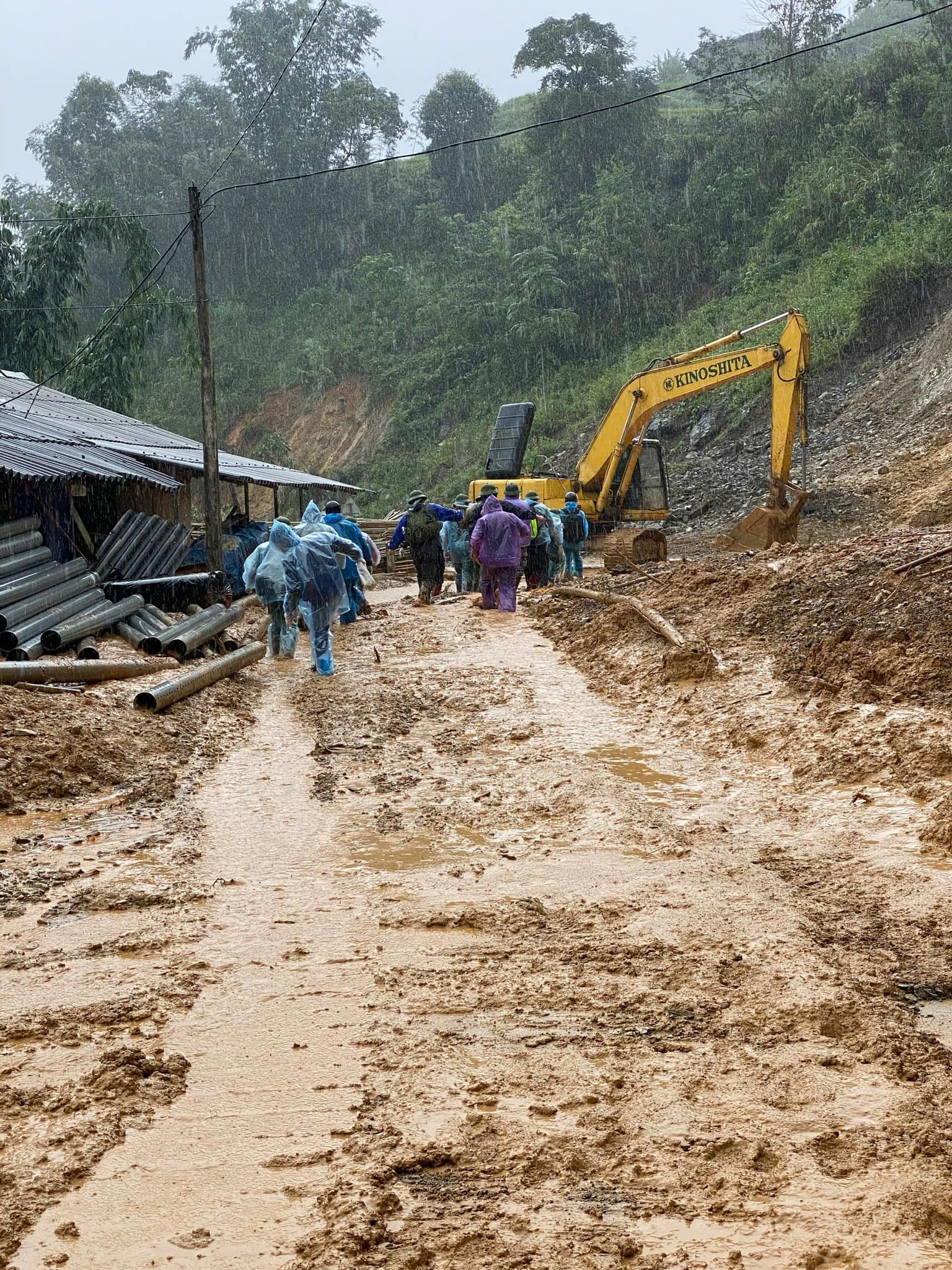 Các chiến sĩ đi bộ hơn 20km đưa nạn nhân vụ sạt lở về với gia đình - 3