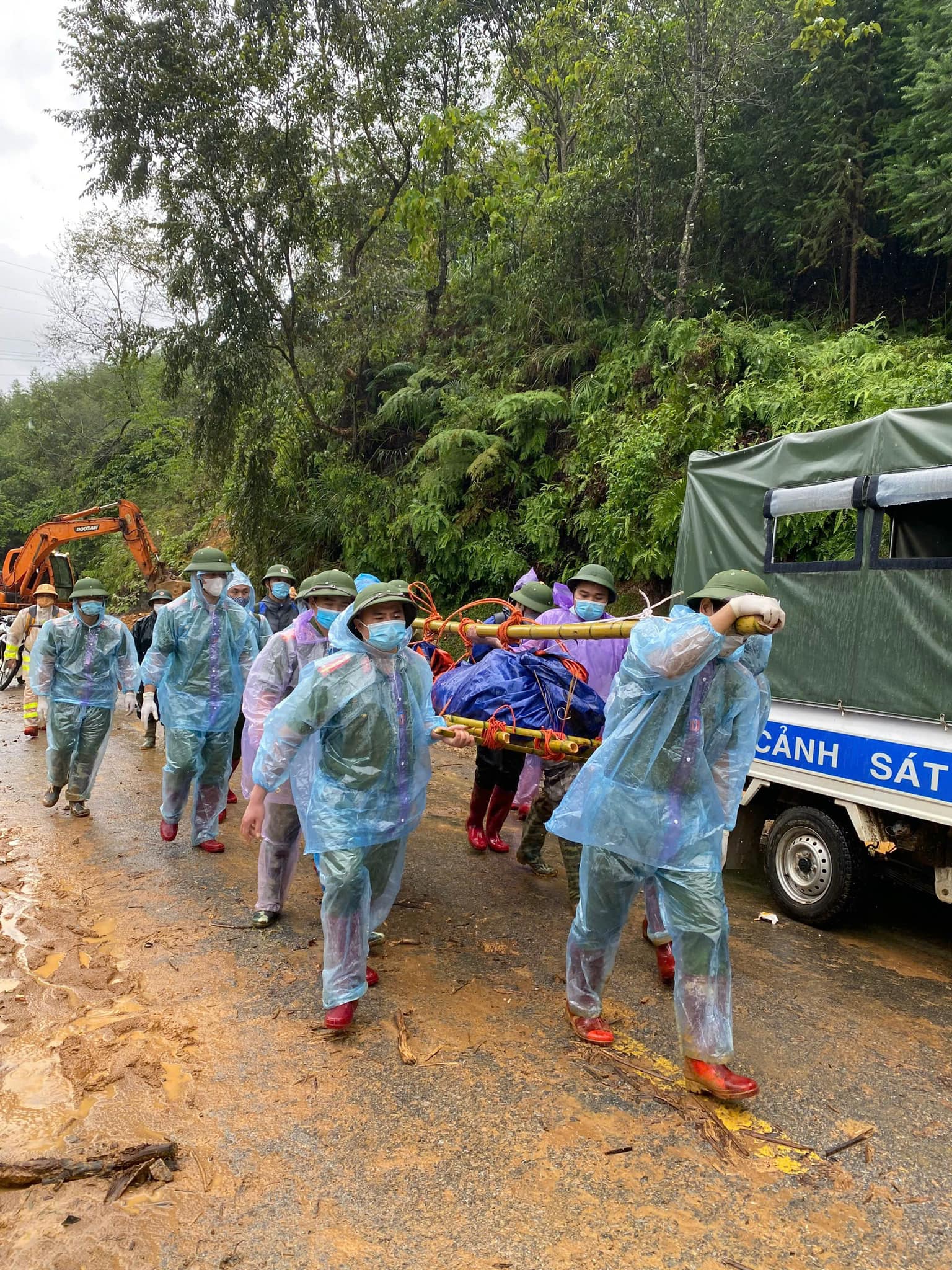 Các chiến sĩ đi bộ hơn 20km đưa nạn nhân vụ sạt lở về với gia đình - 1