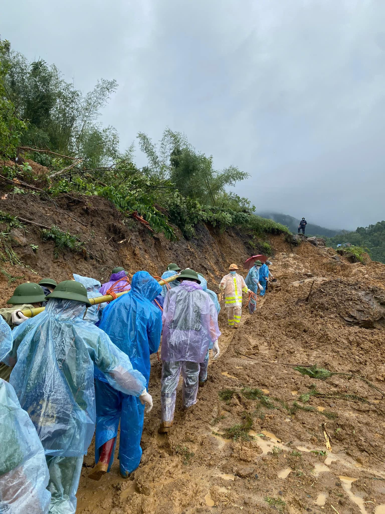 Các chiến sĩ đi bộ hơn 20km đưa nạn nhân vụ sạt lở về với gia đình - 2