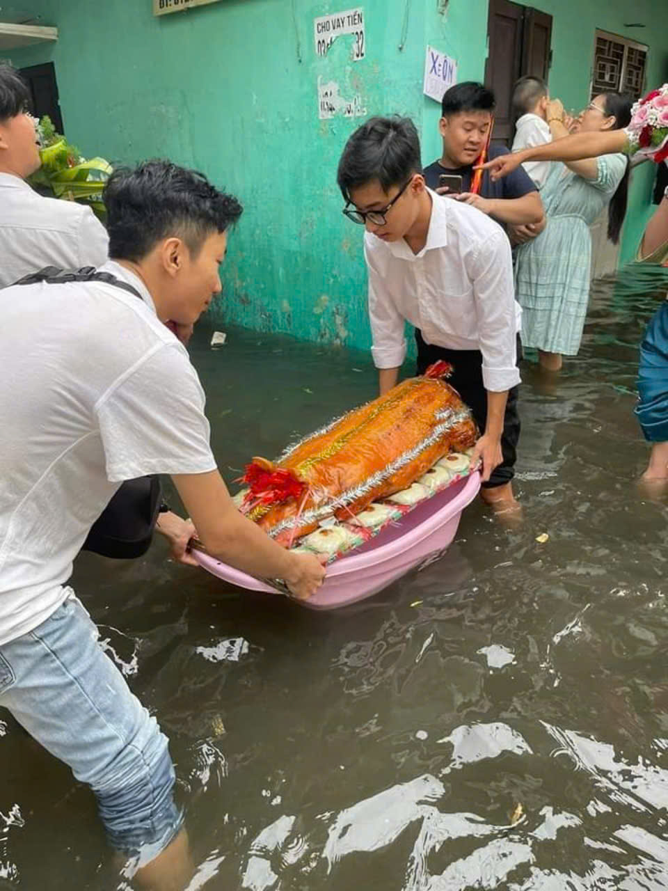 Vượt lũ lụt, đôi bạn trẻ đến với nhau kết duyên trăm năm - 5